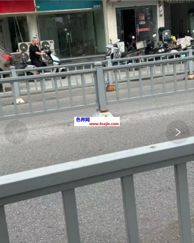 #无锡#,#扫街#,#探店# 2] 无锡 玻璃门 200快餐 吹硬了就带雨伞开干
